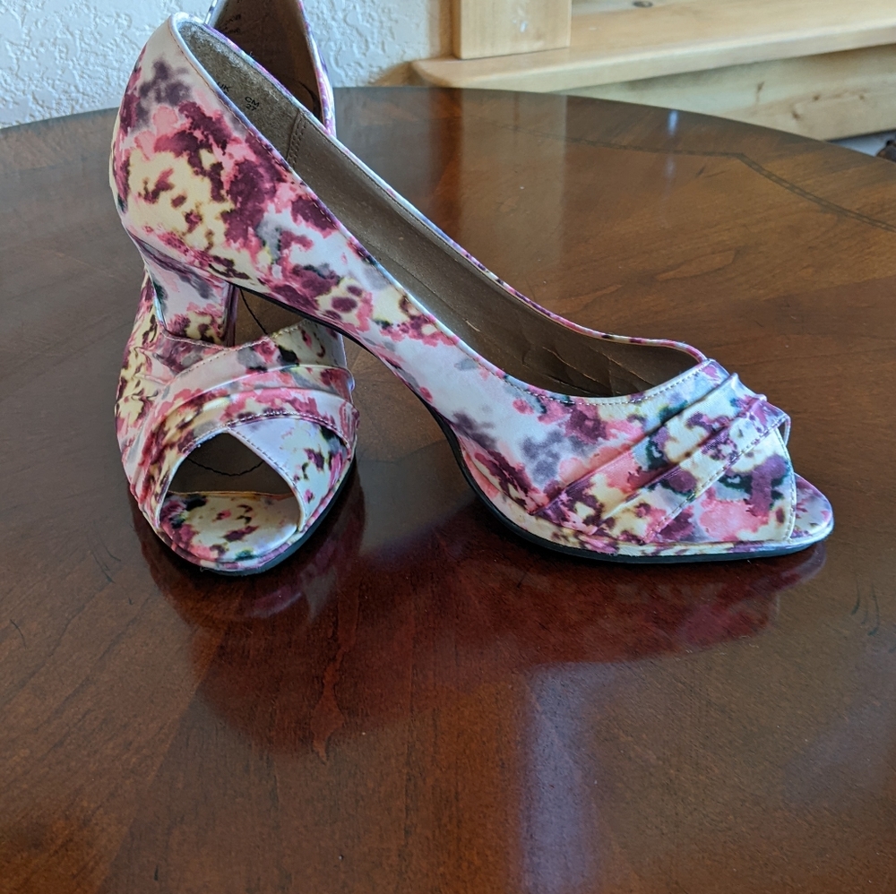 Hush Puppies Soft Style Floral Peep Toe Pump Size 9.5 Wide